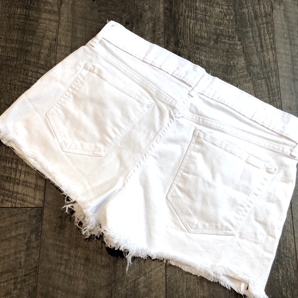 OLD NAVY BOYFRIEND BUTTON FLY WHITE CUT OFF JEAN SHORTS SIZE 8 - Picture 3 of 8